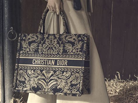 bolsa dior book tote preco|Dior Book Tote Review: A Full Pros & Cons List.